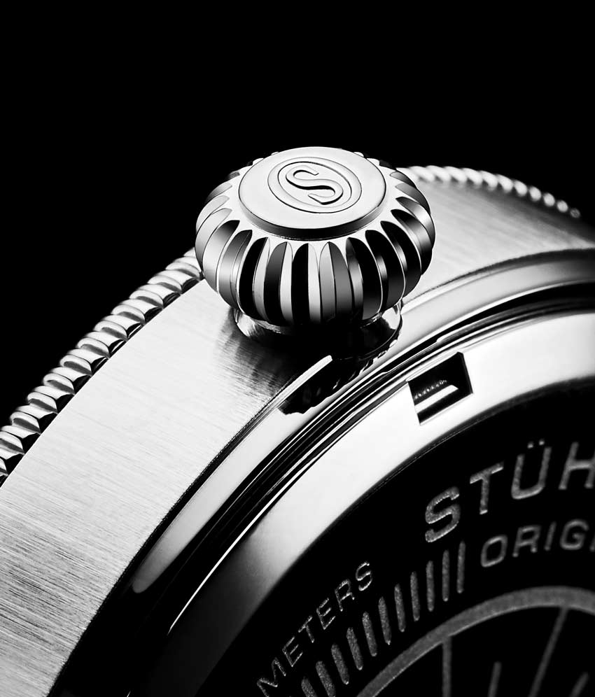 Black Dial / Silver Case / Beige Band